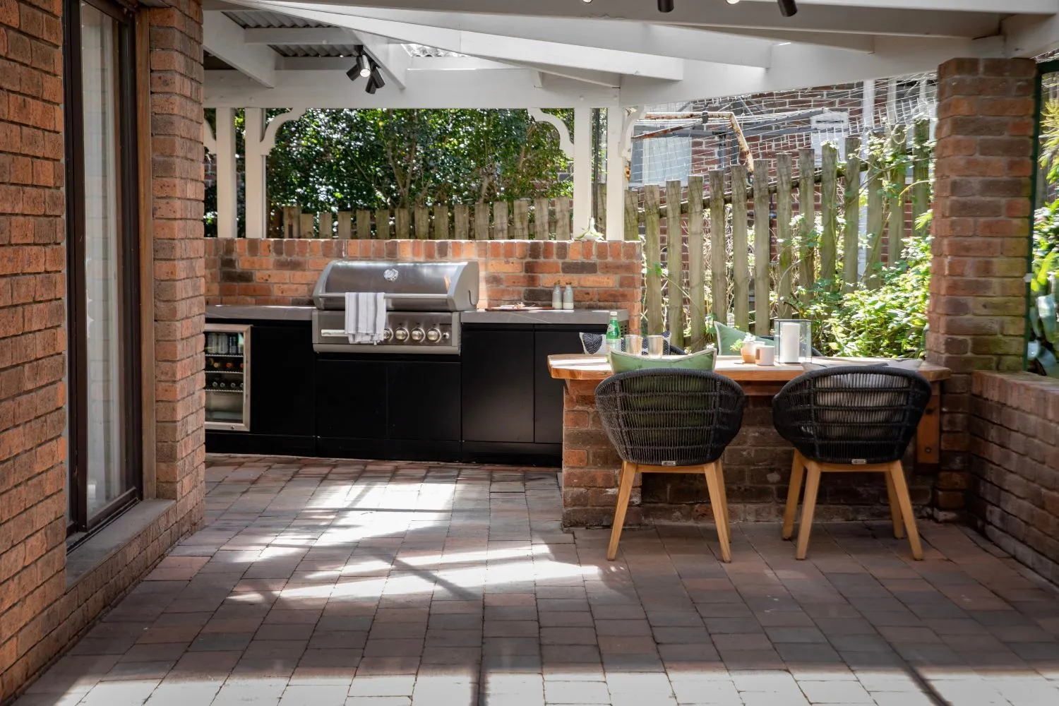https://stylesourcebook.com.au/_ipx/w_1500,f_webp,q_80/https://stylesourcebook-images.s3-ap-southeast-2.amazonaws.com/media/designing-an-outdoor-kitchen-with-crossray-outdoor-brick-bbq-1696301525.jpg